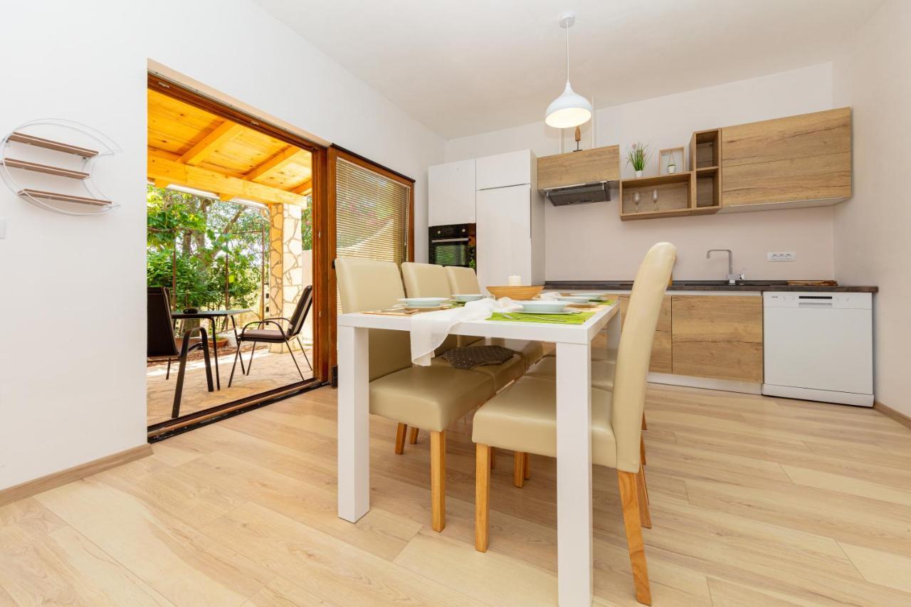 Al Pino Blue Property Premantura Luaran gambar